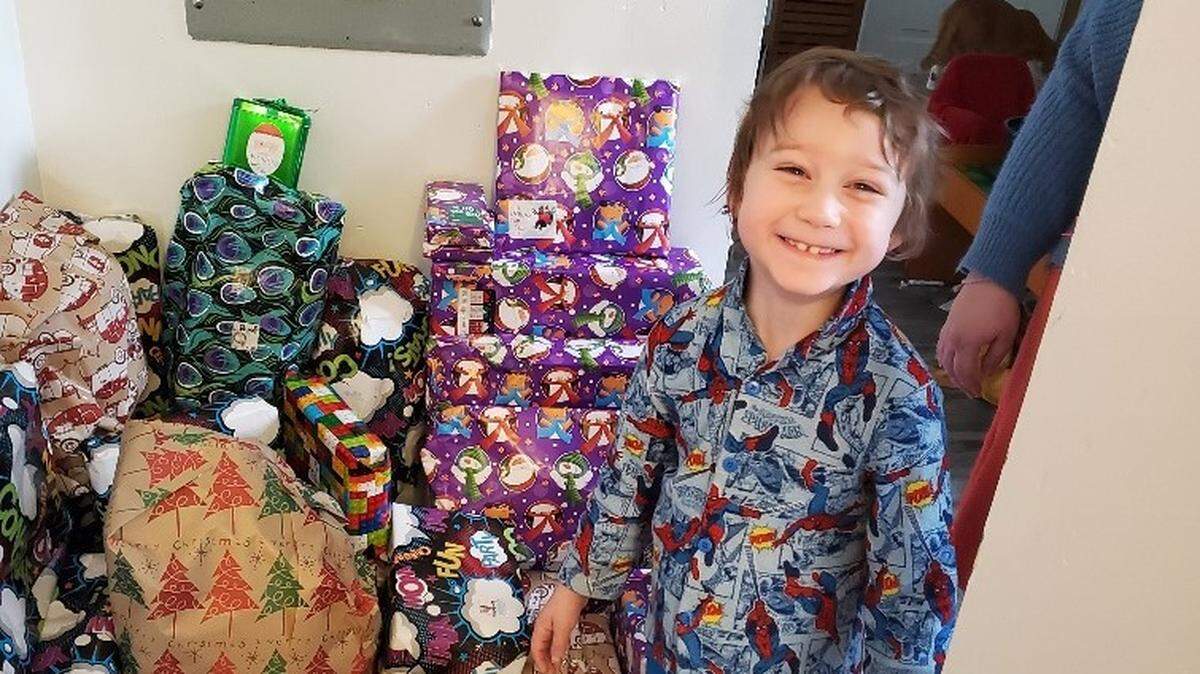 Hideki “Deki” Long, a 6-year-old Richland first-grader fighting leukemia, was given a Christmas to remember with donations from the Make-A-Wish Alaska and Washington foundation.