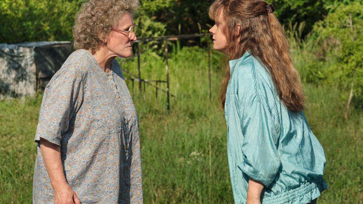 Glenn Close (”Mamaw”) and Amy Adams (“Bev”) in “Hillbilly Elegy.”