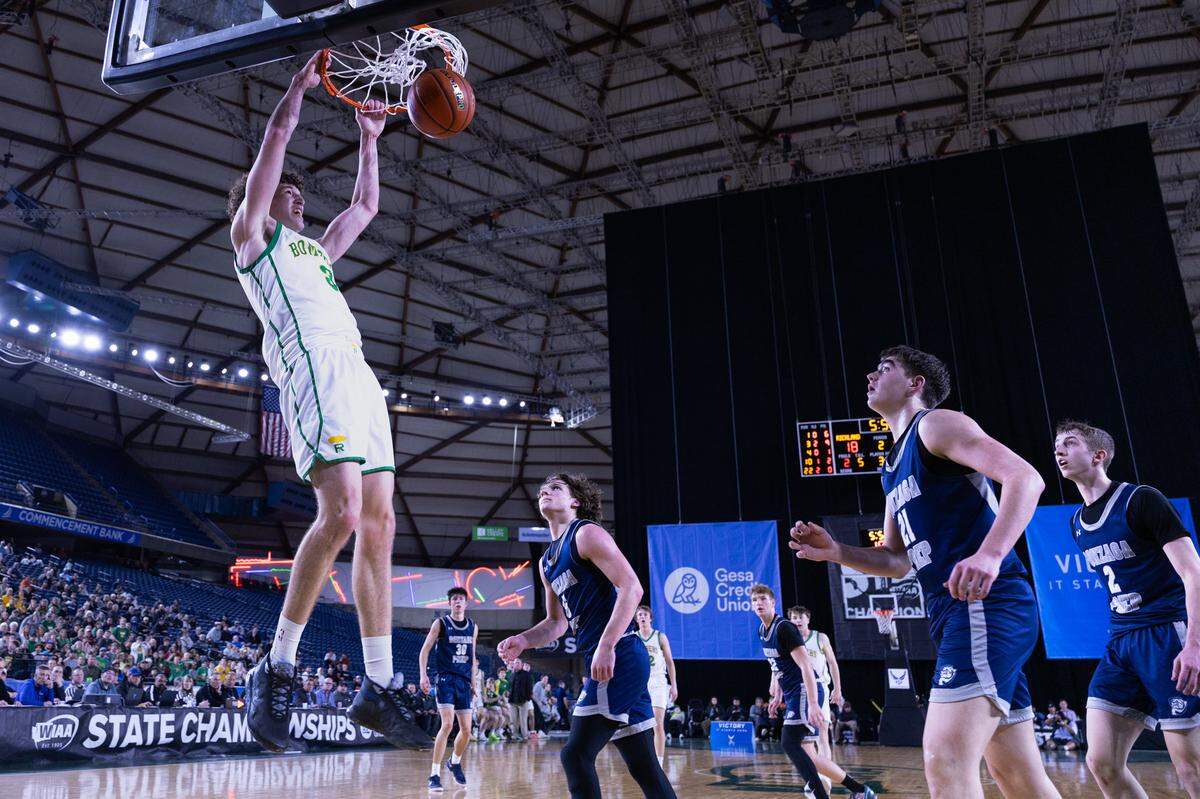 Richland’s Lance Horntvedt (3) dunks during the second half against Gonzaga Prep in the WIAA Class 4A boys state championship game Saturday, March 7, 2026, at the Tacoma Dome.