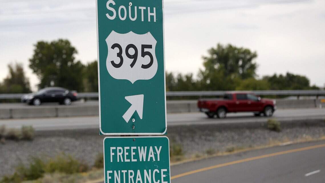 Oregon man causes 3-car crash in Kennewick intersection | Tri-City Herald
