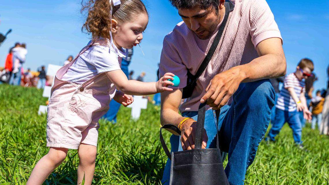 Watch kids scramble as helicopter drops Easter Eggs at Tri-Cities event