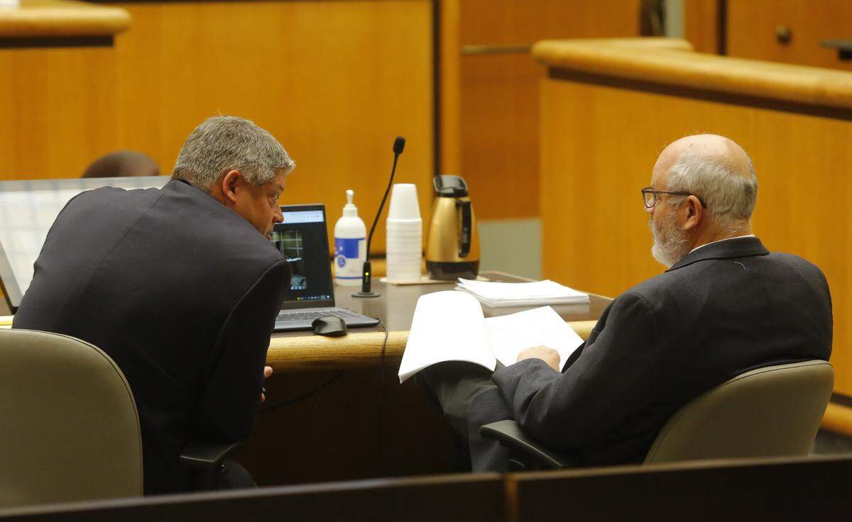 Brian Brendel, left, one of the Richland voters who filed recall petitions with the Benton County Auditor’s Office for three Richland School Board members, talks with the group’s attorney Doug McKinley during Monday morning’s court hearing in Kennewick.