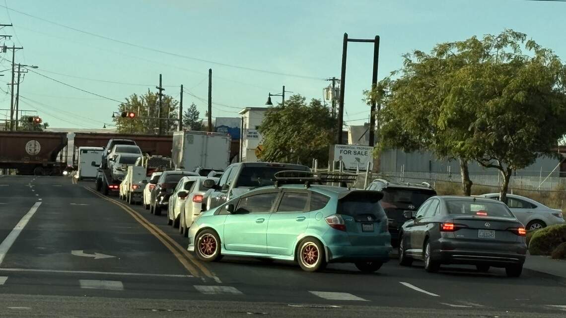 Update: Stalled train blocks traffic in downtown Kennewick for 4+ hours