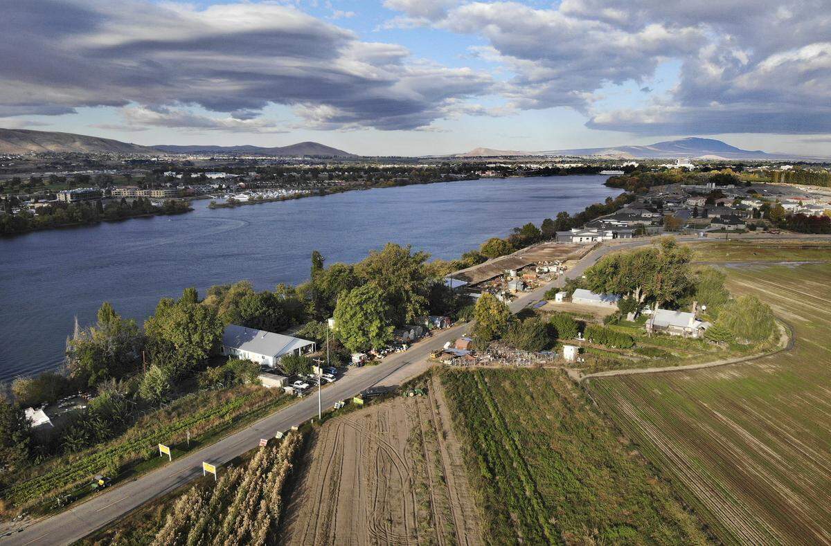 Tate Lura and Fred Harris are being honored as pioneers who built an enduring legacy along the Columbia River in Pasco. When the federal government “requested” their land for military reason in 1942, the family moved to the west end of Court Street. 
