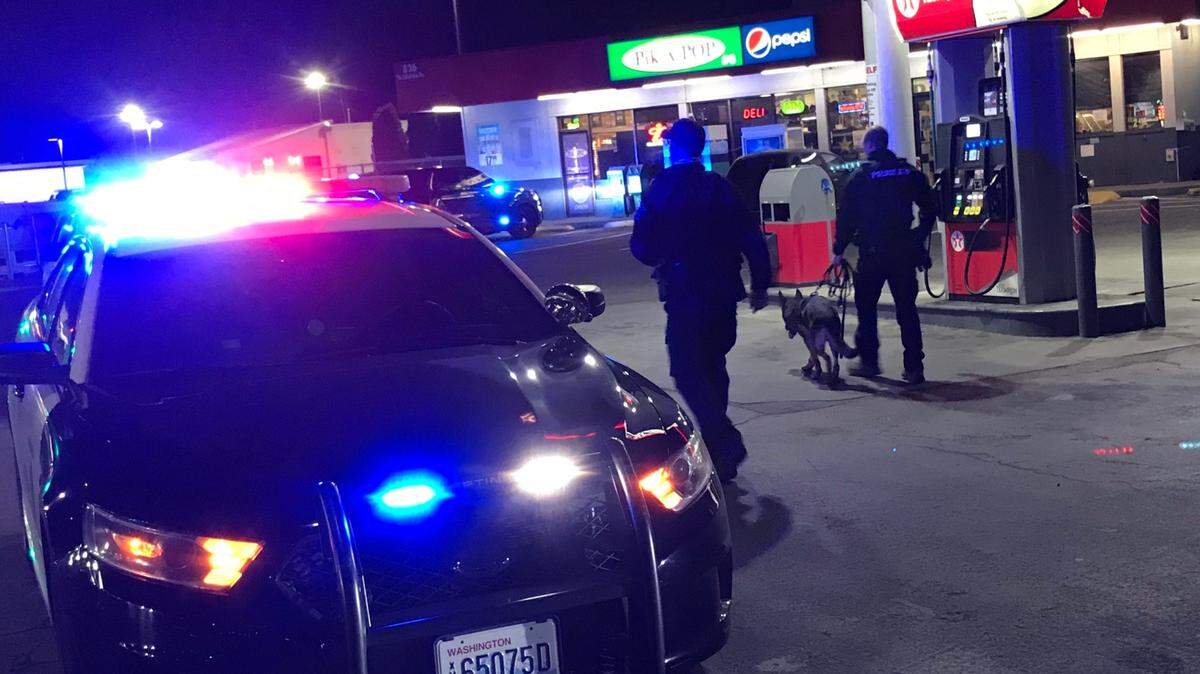 Kennewick police responded to an armed robbery at about 1 a.m. on Tuesday at the Pik-a-Pop at 526 W. Columbia Dr.