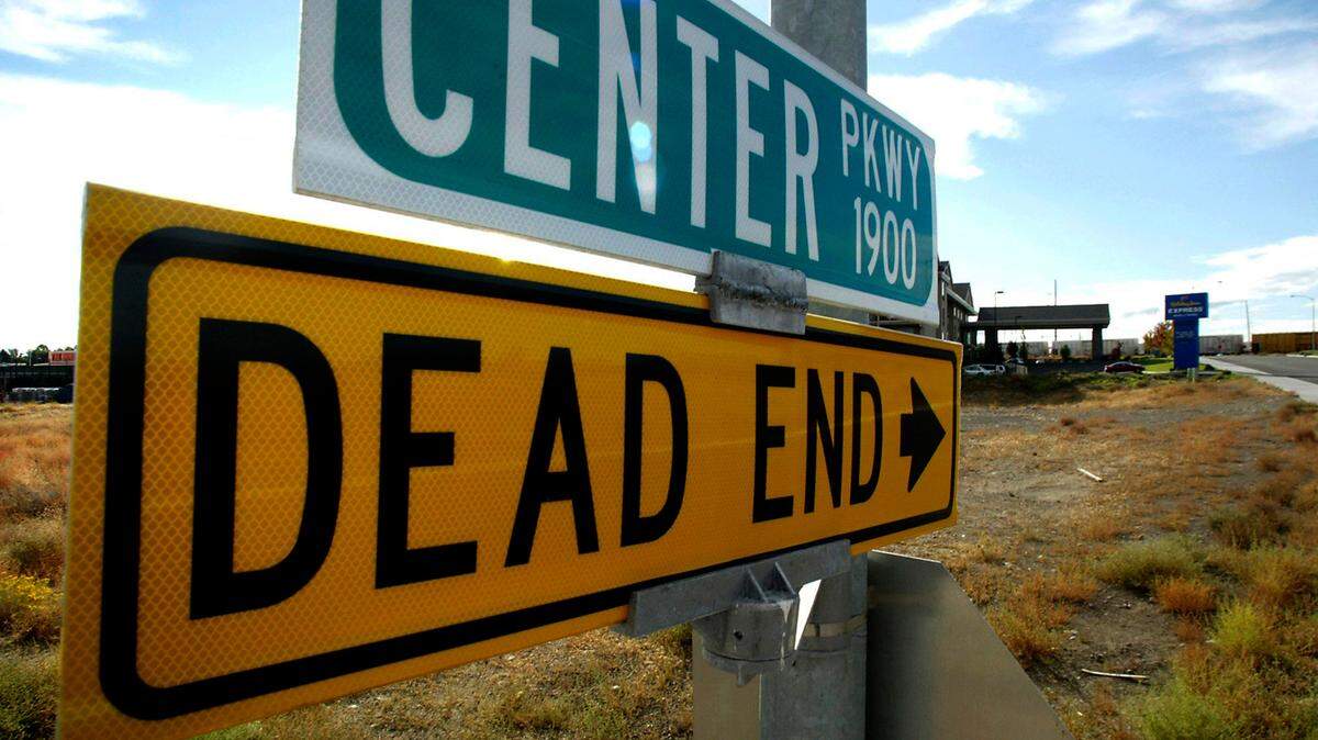 A dead end sign on the 1900 block of Center Parkway in Richland near where the city of Kennewick and Richland want to extend the road across the railroad tracks to link Gage Boulevard and Tapteal Drive.