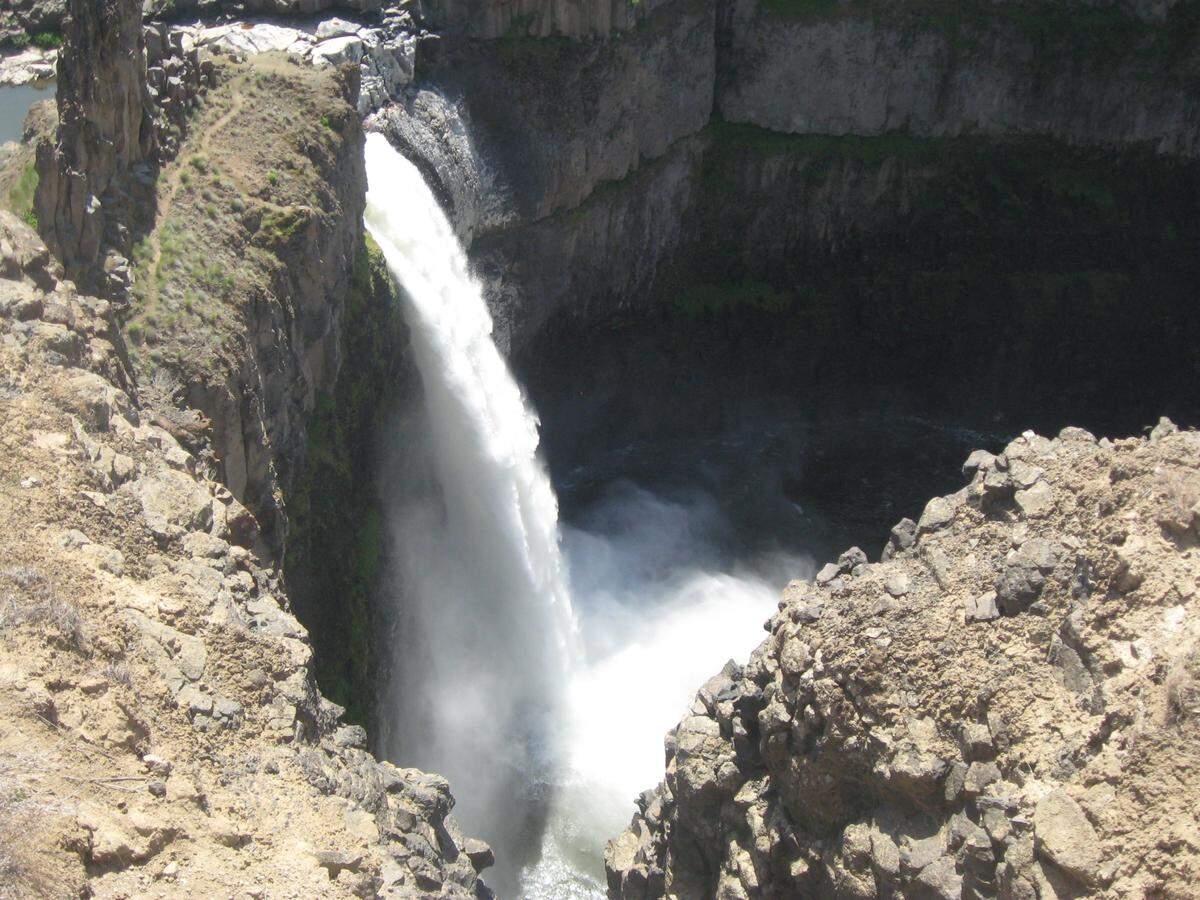 Lee Walter and his grandson visited Palouse Falls as they learned about the Ice Age Floods.