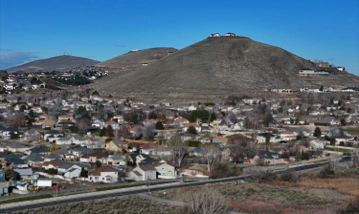 Housing off Leslie Road in Richland with hilltop housing on Little Badger Mountain and Rancho Reata area in the background.