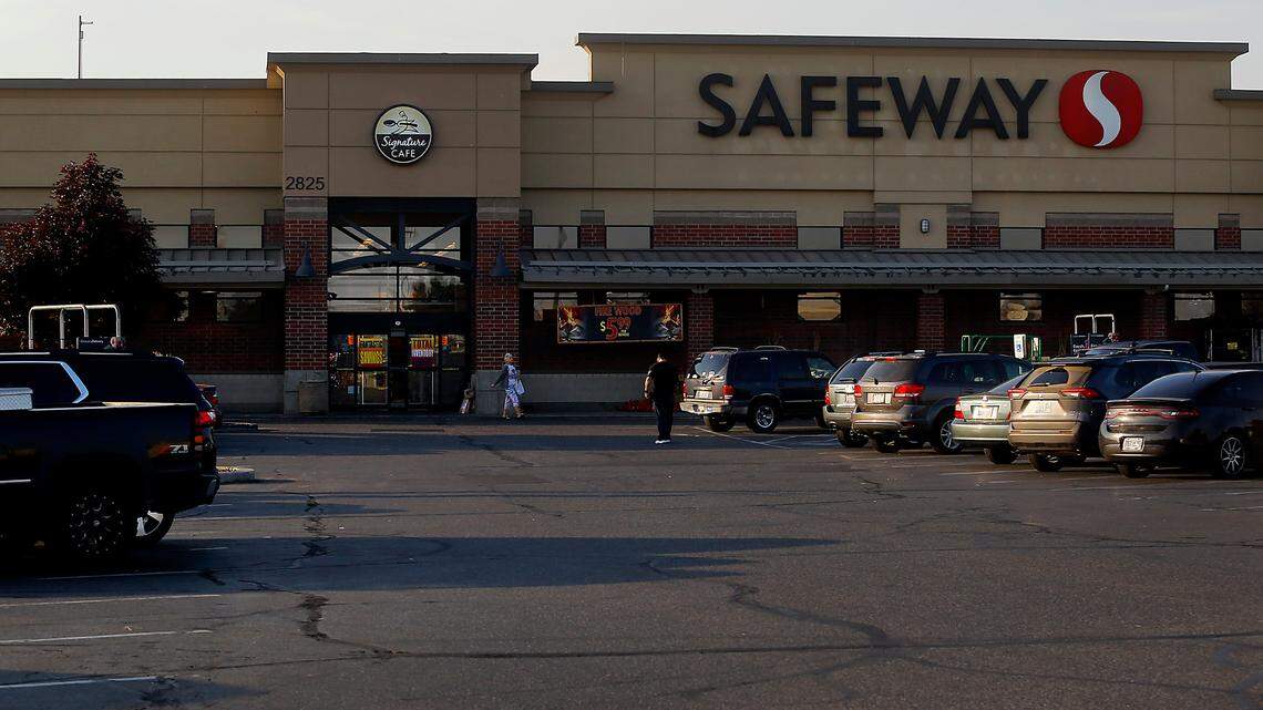 Safeway grocery store at 2825 W. Kennewick Ave. in Kennewick, WA.