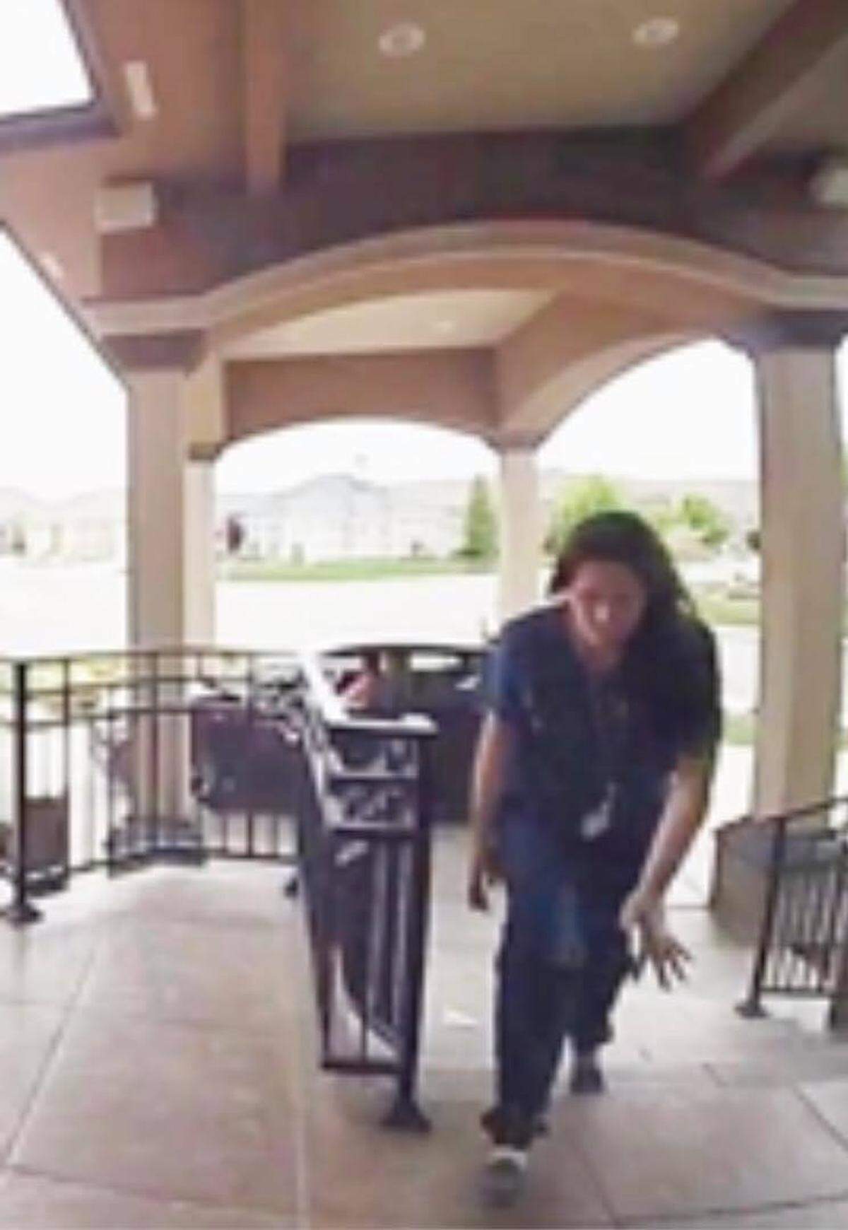 Kennewick police are searching for two women dressed in scrubs who stole packages from homes.