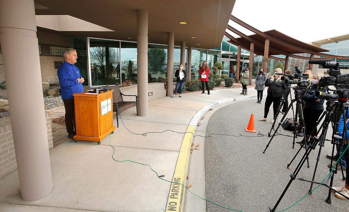 Jim Hall, Kadlec’s Chief Philanthropy Officer, announced Monday that the foundations of Kadlec Regional Medical Center and the Tri-Cities Cancer Center are teaming up to hire a nurse navigator.