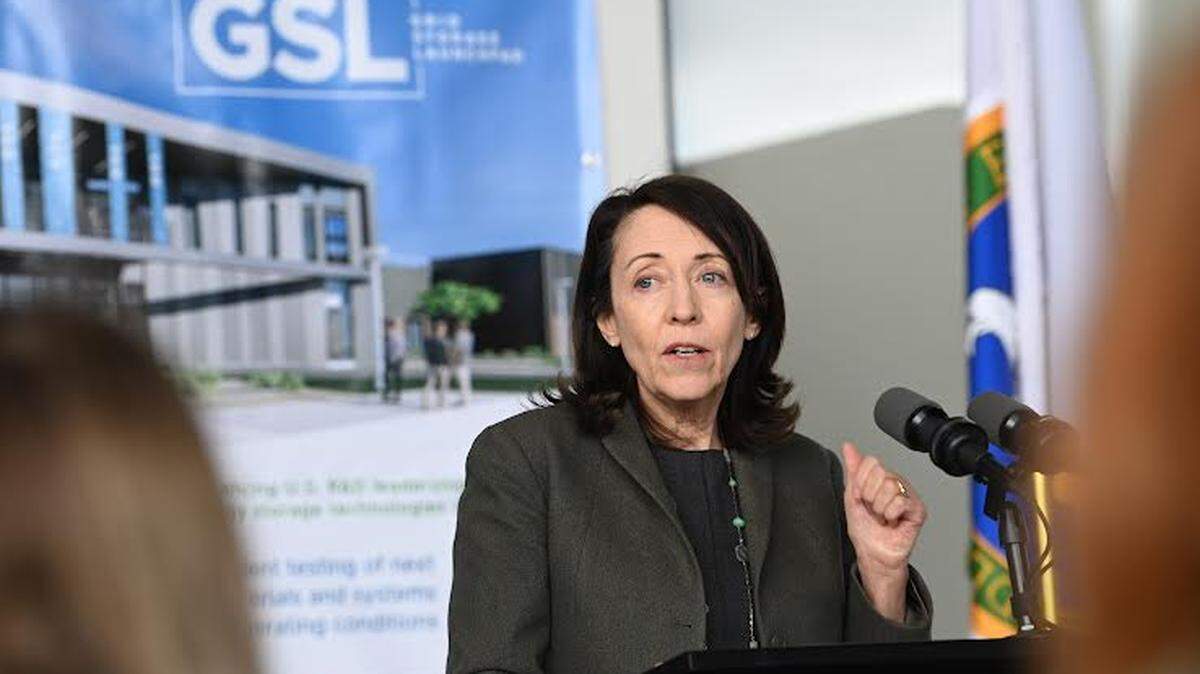 A bill introduced by U.S. Sen. Maria Cantwell that would add the Confederated Tribes of the Chehalis Reservation to a list of Tribes authorized to hold leases of up to 99 years has passed out of the Senate Committee on Indian Affairs and will advance to the Senate floor.