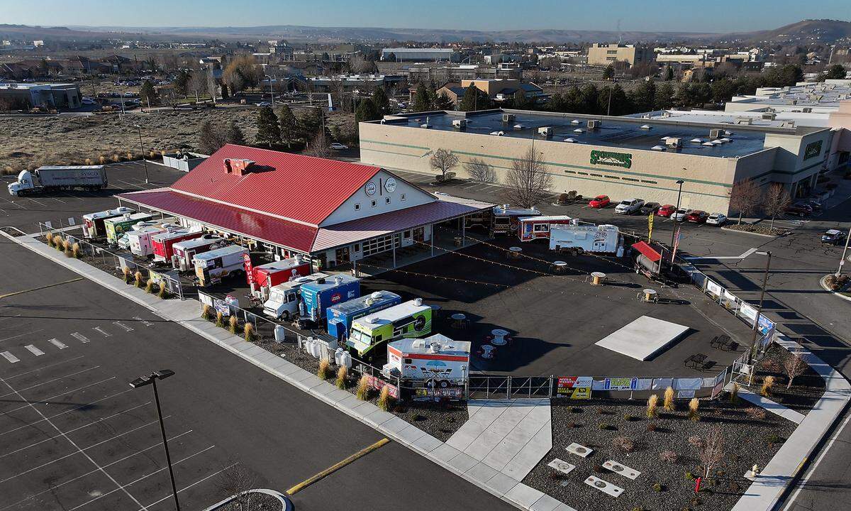 Summer’s Hub of Kennewick in Kennewick is between Chuck-E-Cheese and Sportsman’s Warehouse. 