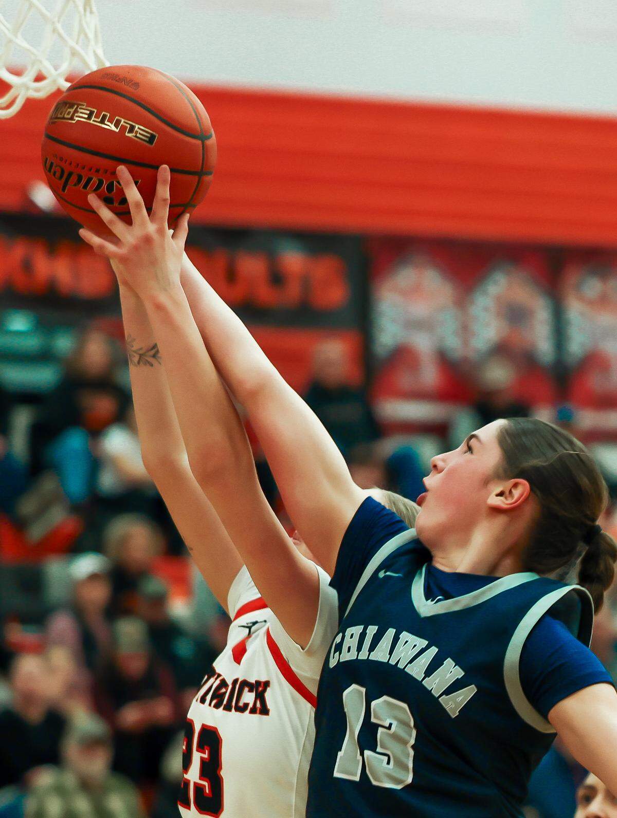 Chiawana’s Chloe Clyde tries to block a Kennewick shot in January 2026.