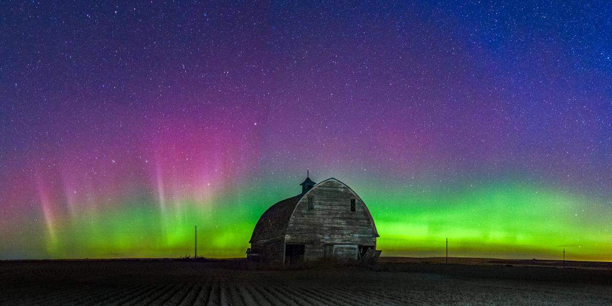 Auroras over the round top barn in Odessa.