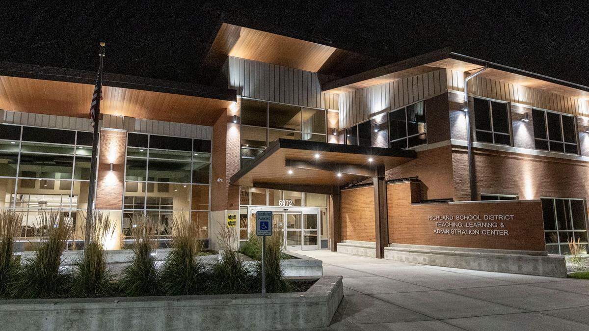 ‘So sad.’ Unruly crowd, hecklers force Richland School Board president to recess meeting