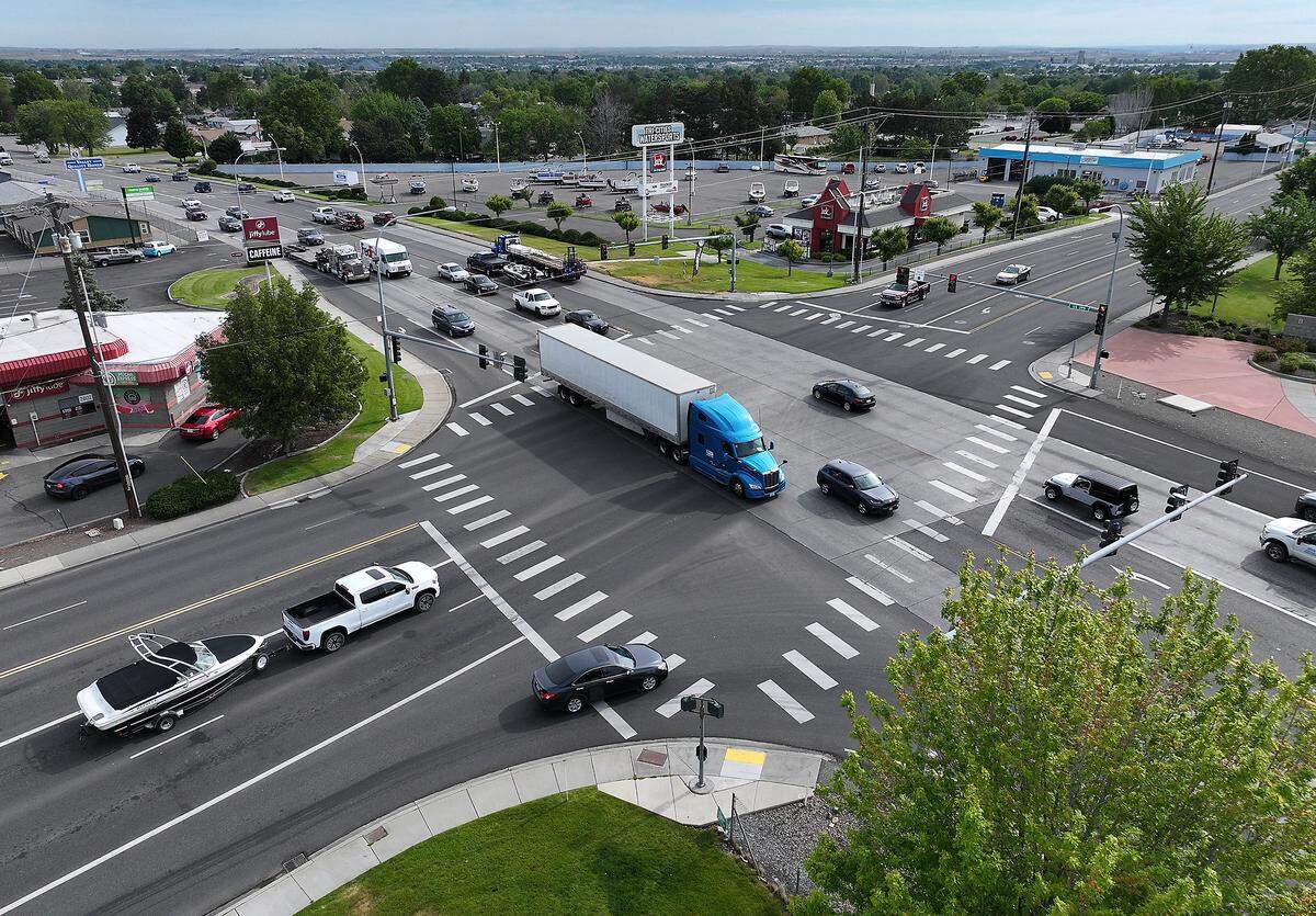 The intersection of West 10th Avenue and Highway 395 in Kennewick. Taken May 20, 2026.