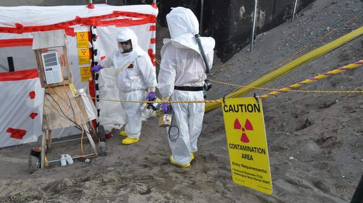 Hanford workers make progress in 2023 on installing a new ventilation system at the REDOX plant at the Hanford nuclear site to allow continued cleanup in the former plutonium processing facility.