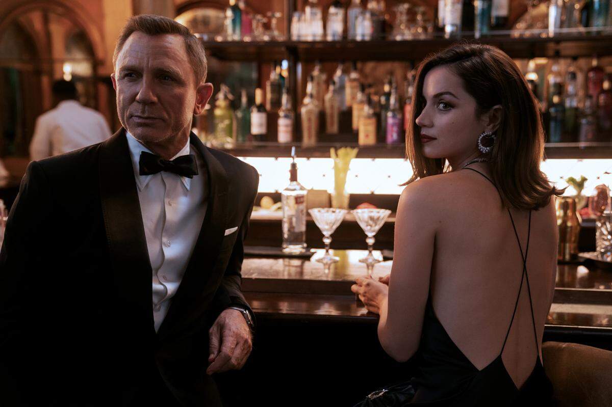 James Bond (Daniel Craig) and Paloma (Ana de Armas) in “No time to die.”