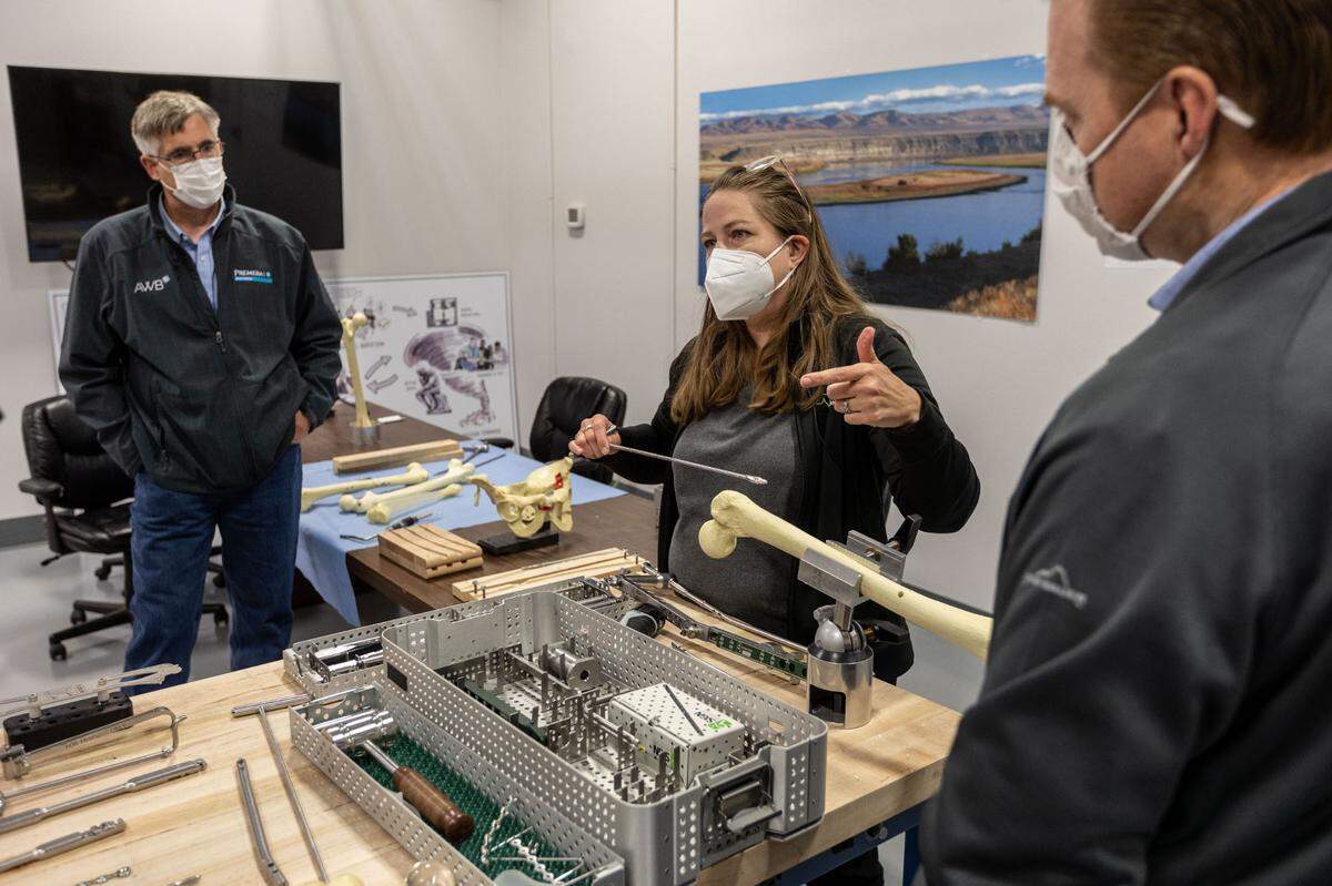 In 2018, a statewide bus tour of the Association of Washington Business toured SIGN Fracture Care. And engineering designer Mary Jensen explained how bone implants are designed.