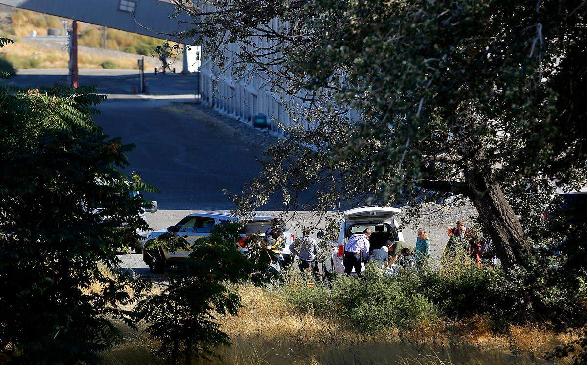 Benton County sheriff’s detectives are investigating the discovery of a body floating in the Columbia River Tuesday.
