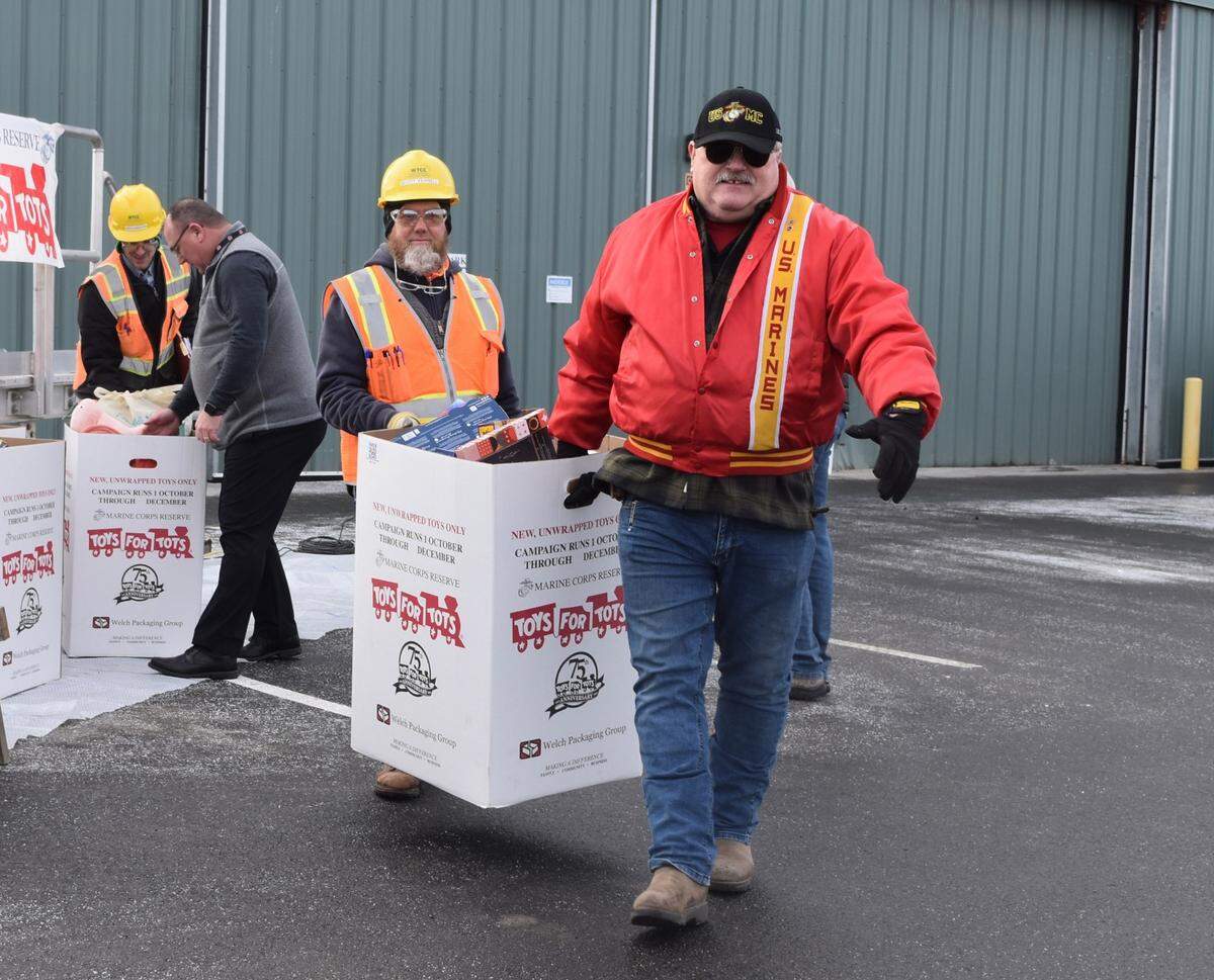 Scott Ferrell, Hanford vitrification plant employee, and Glen Carter, creater Tri-Cities area Toys for Tots coordinator, load donated toys at the plant jobsite this week.