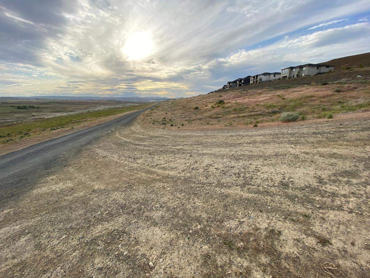 The Kennewick City Council has approved amending the city’s comprehensive plan to allow a hotel and restaurant on the top of Thompson Hill and medium density housing below it.