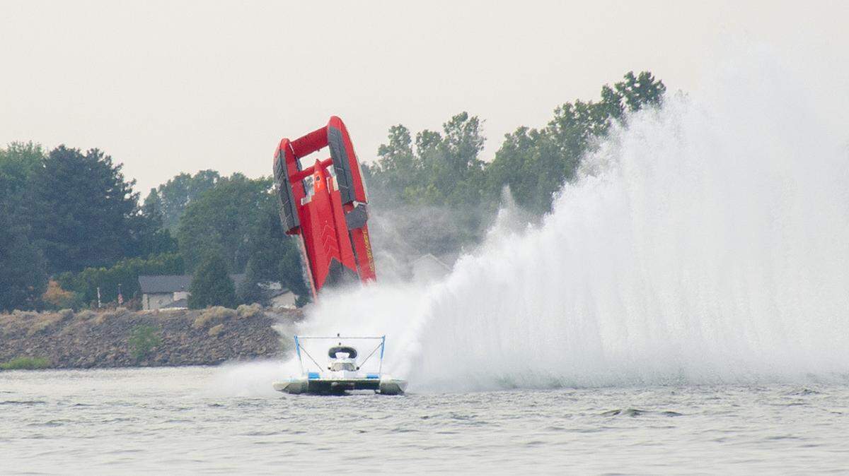 Rough Columbia River water takes down one unlimited hydroplane
