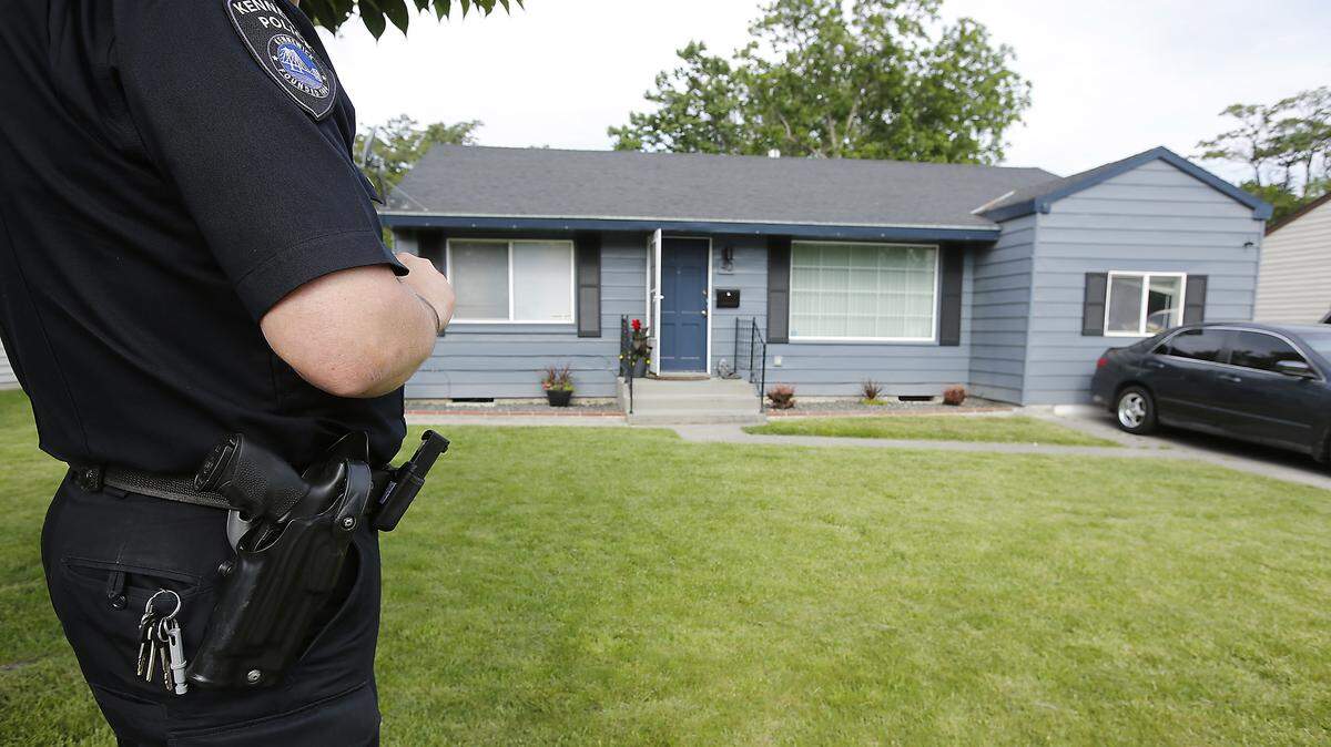 Kennewick police helped the FBI investigate and arrest two Tri-Cities men accused of selling opioids to a Kennewick man who overdosed and died last October. Investigators searched this house at 40 S. Vancouver St. in connection with the case on May 17.