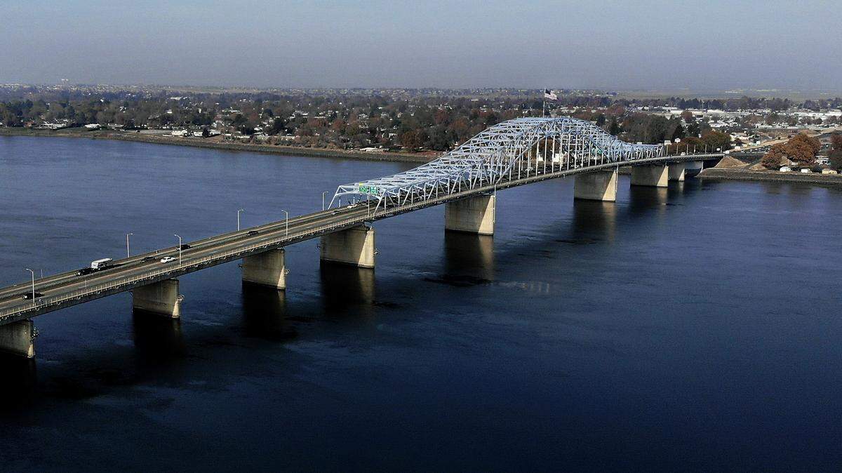 The US 395 Pioneer Memorial Bridge, also known as the Blue Bridge, before construction began.