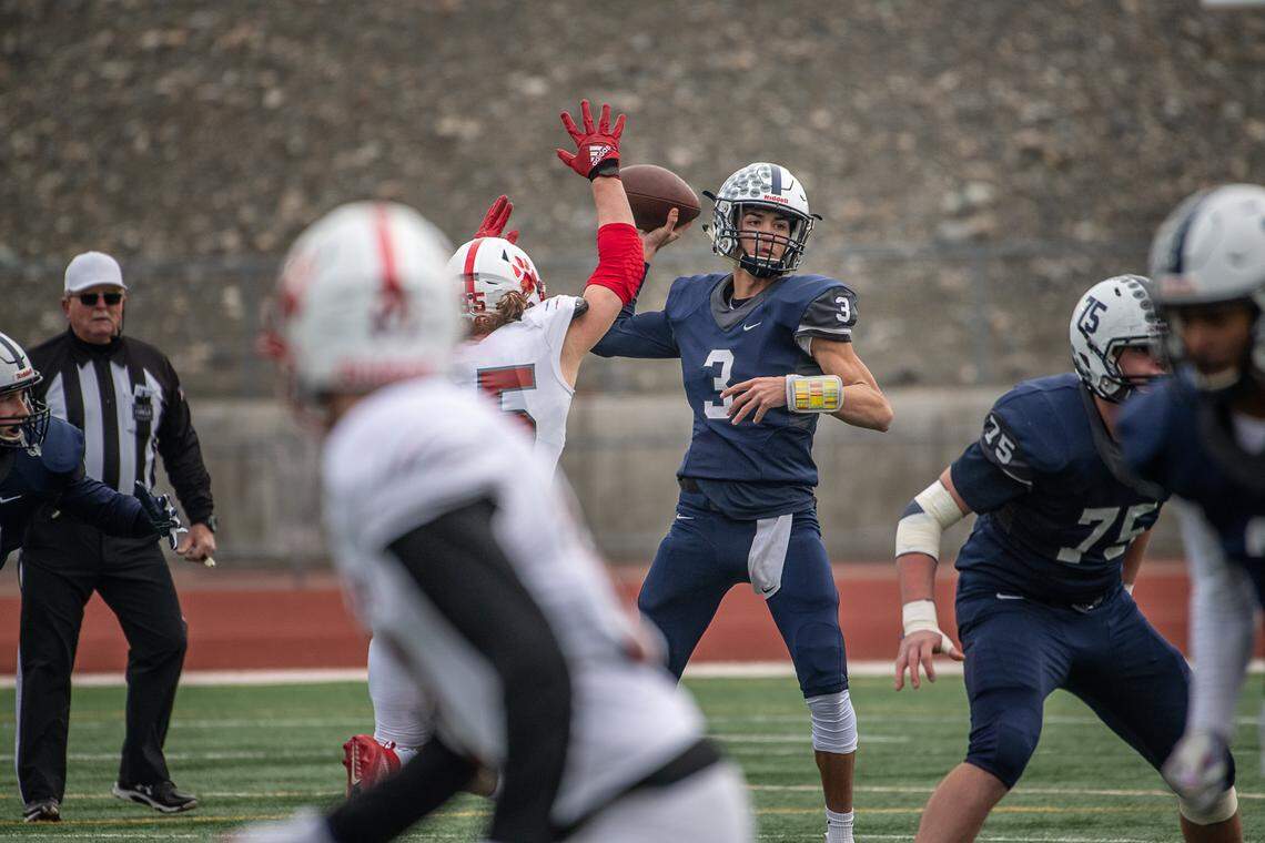 Chiawana quarterback JP Zamora faces intense pass rush pressure from Mount Si’s Andrew Edson.