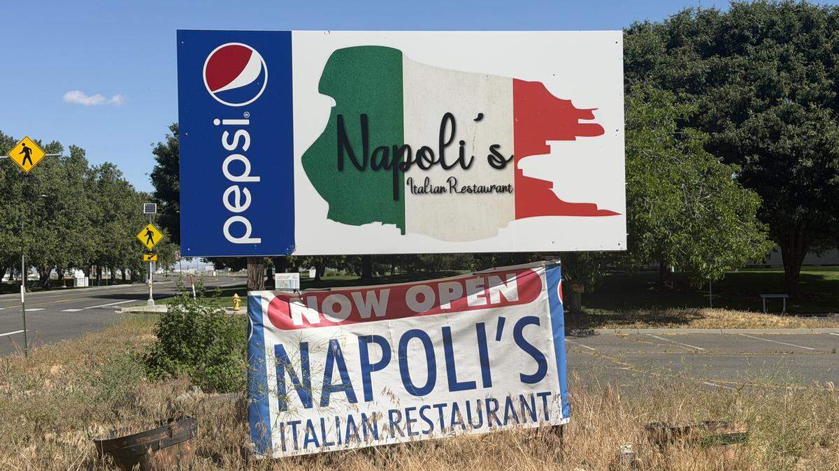 Napoli’s Italian Restaurant’s sign that is in front of its old location in Richland.