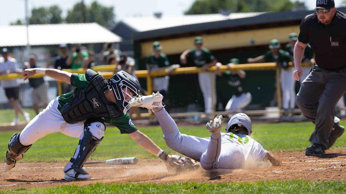 Richland Bombers advance to 4A WA semifinals after opening day sweep