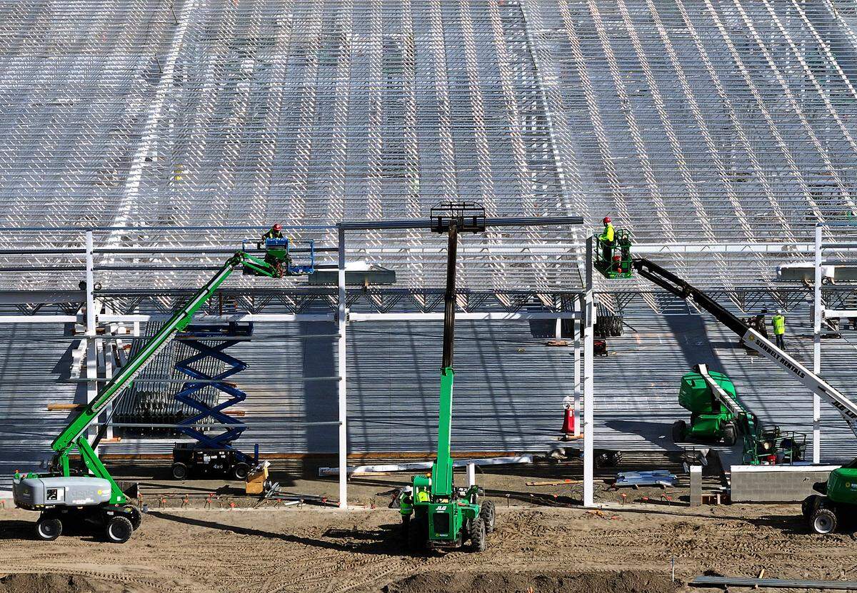Construction crews are moving quickly to erect the supporting steel structure at the site of the Tri-Cities’ second Costco Wholesale store in Richland.