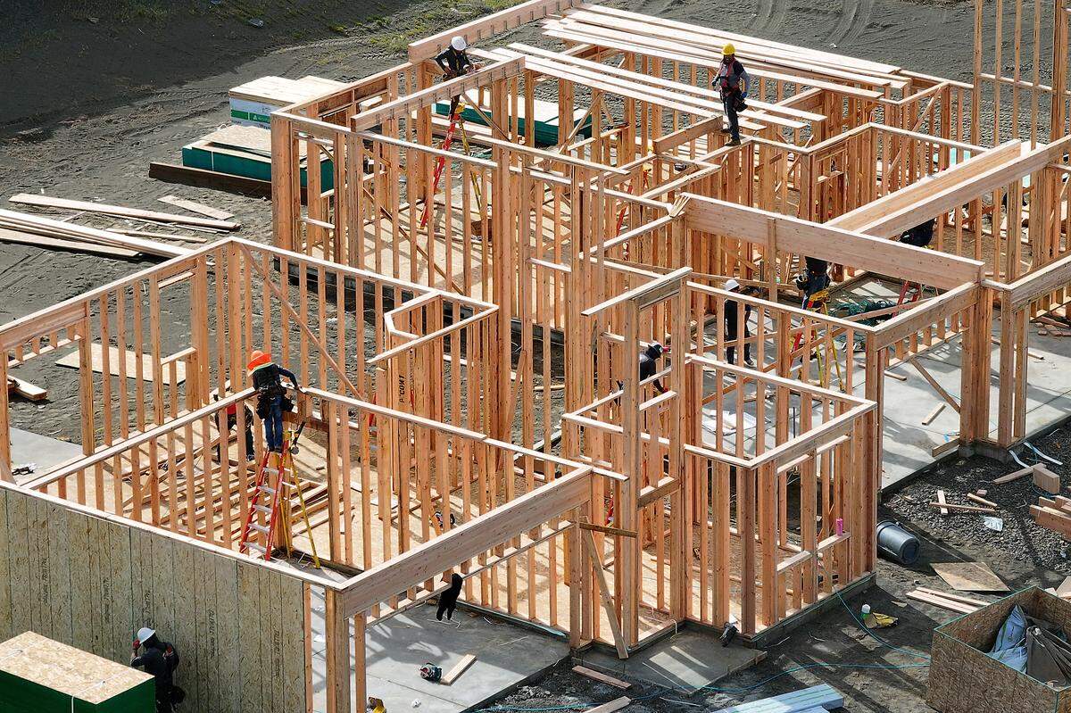 Construction crews work on building new homes on Road 115 between Norfolk and Buckingham Drives in The Dunes housing development off Burns Road in west Pasco.