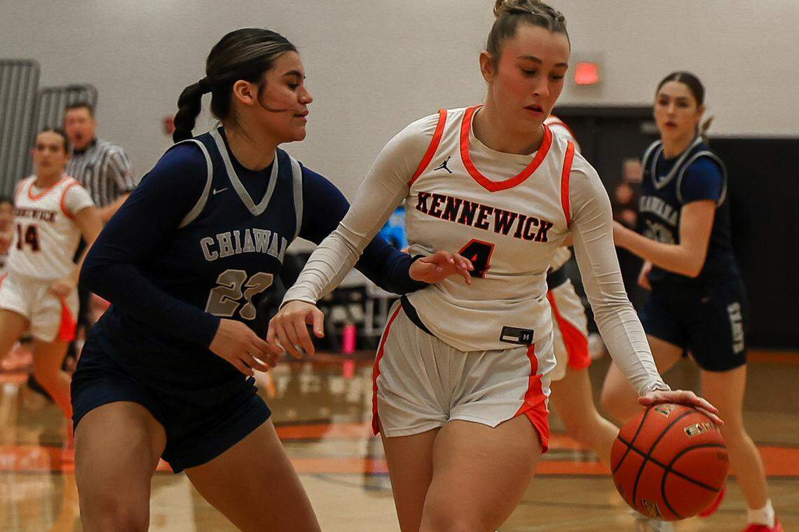 Kennewick’s Raylee Brendewald tries to drive around Chiawana’s Gianna Medelez in January 2026.