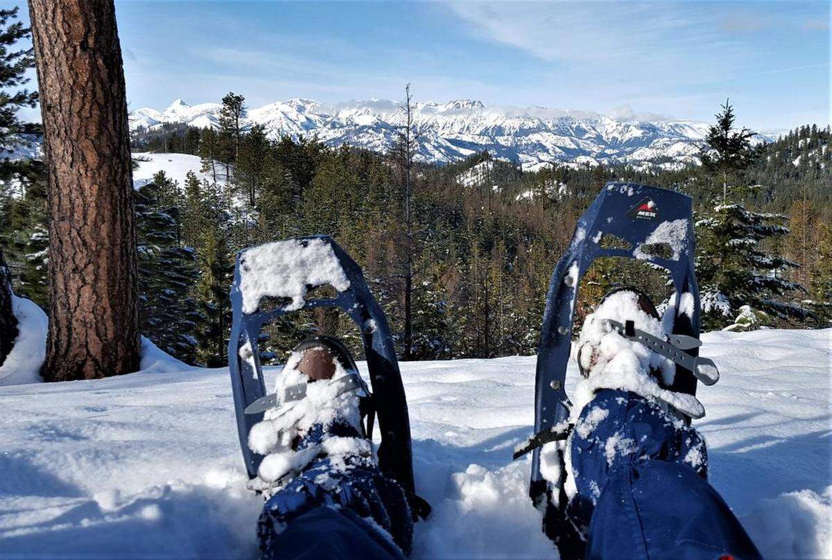 Snowshoe trek on Blewett Pass looking north toward the Enchantments.