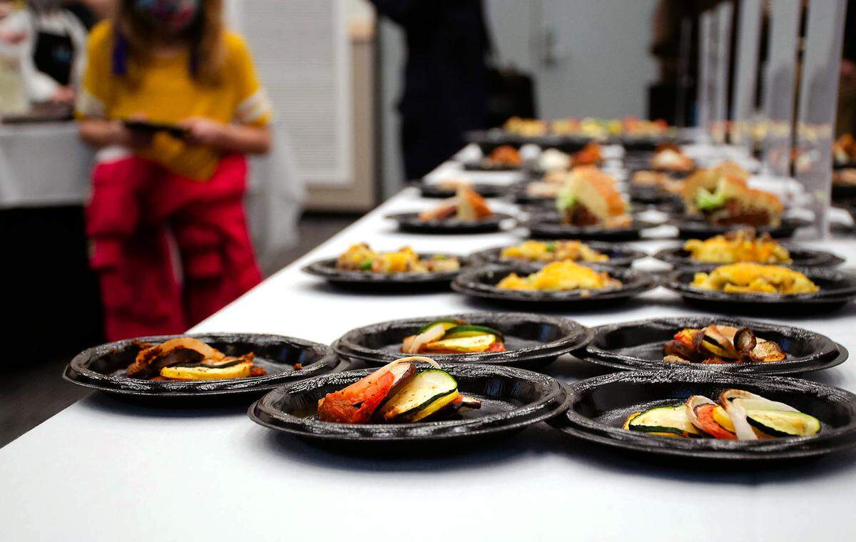 From ratatouille and fruit skewers, to soup and baked hot wings, Kennewick elementary students at last week’s Sodexo Future Chefs Challenge got creative with their dishes and prepared them for judging in less than an hour.