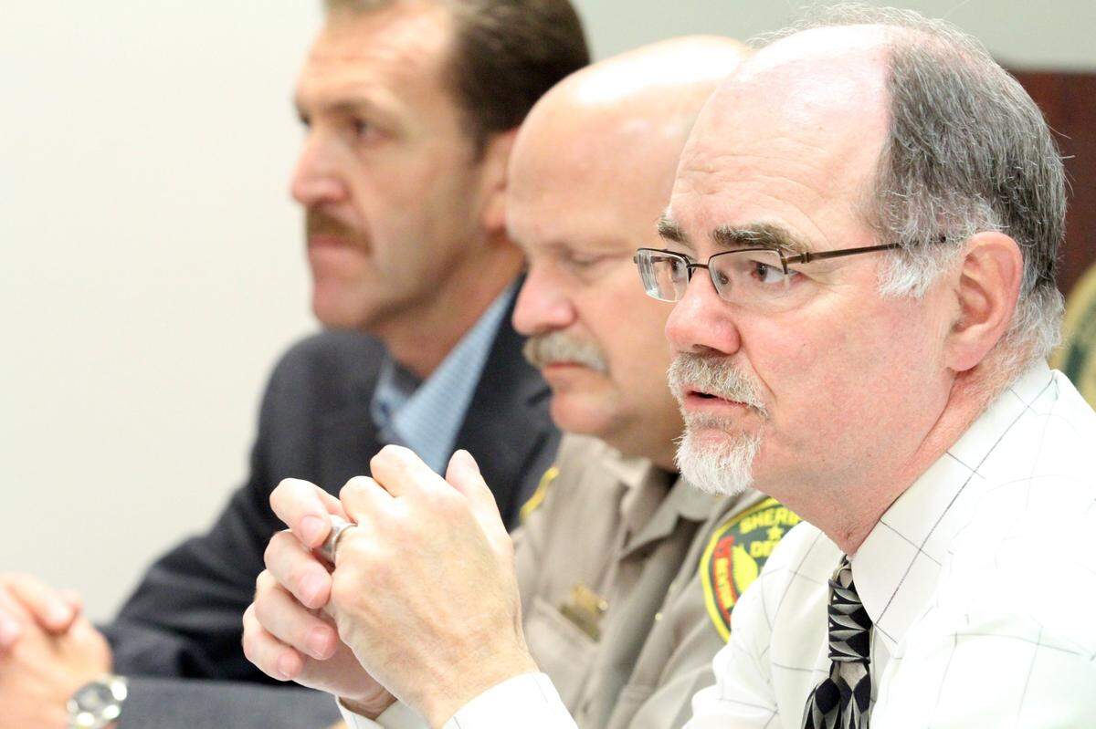 Benton County Deputy Prosectuor Terry Bloor speaks during a 2013 news conference about the capture of two suspects in the stabbing death of Benton City’s Mike Edwards. Detective Lee Cantu and Lt. Chuck Jones, middle, both of the Benton County Sheriff’s Office, are seated nearby.