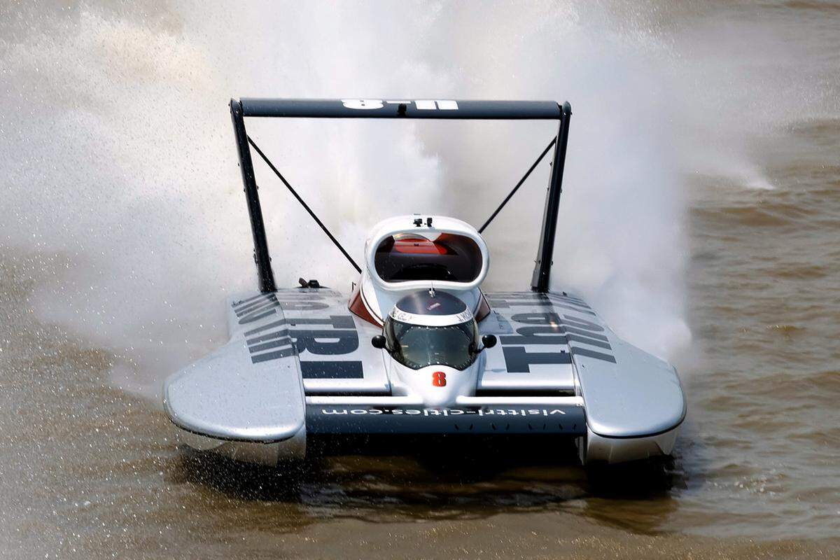 The Strong Racing U-8 Miss Tri-Cities unlimited hydroplane on the water at the 2021 race in Madison, Indiana.