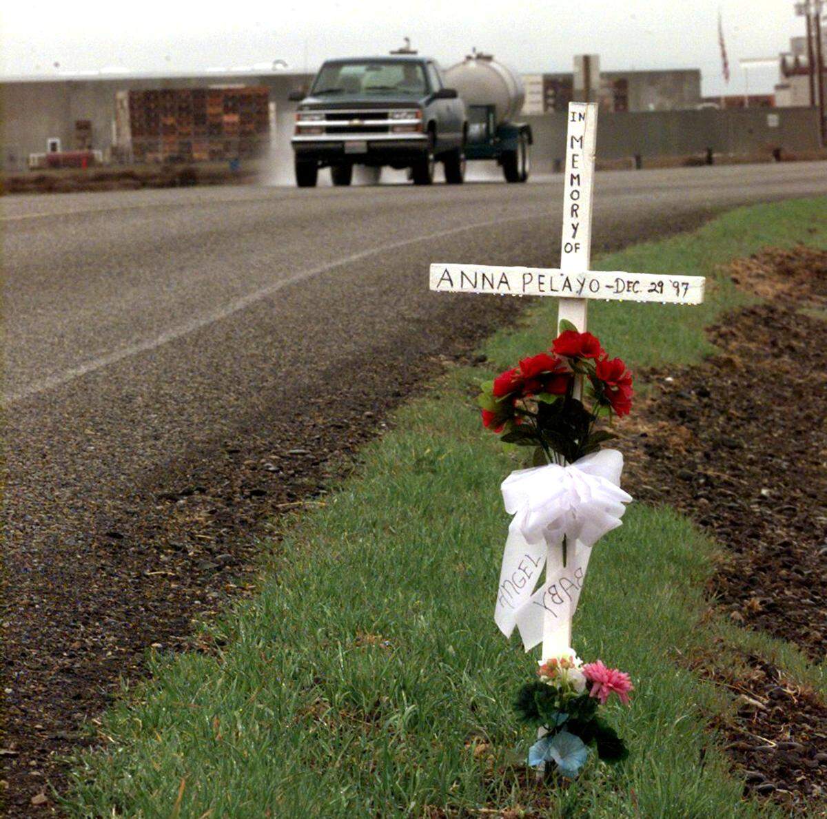 In 1998, a cross memorializing Anna Pelayo, 13, was at the site on Taylor Flats Road in Franklin County where the teen was found Dec. 29, 1997.