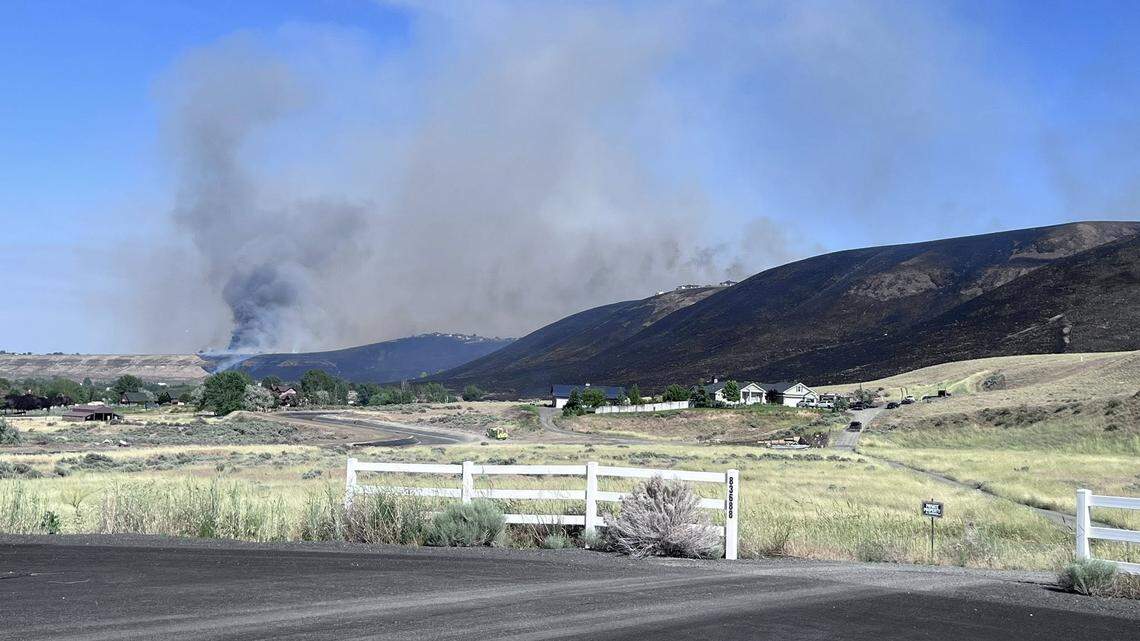 Badger Canyon fire 60% contained at 1,700 acres. Residents returned to homes