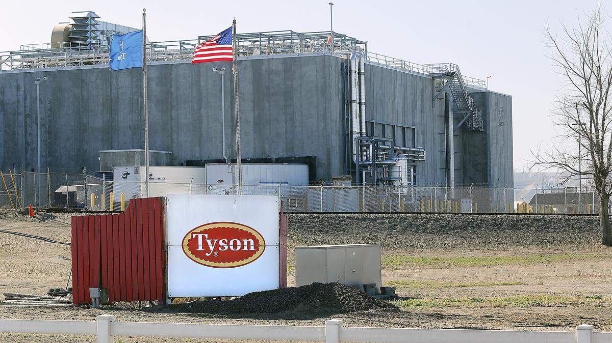 A worker died Friday morning at the Tyson Fresh Meats processing plant in Wallula. 