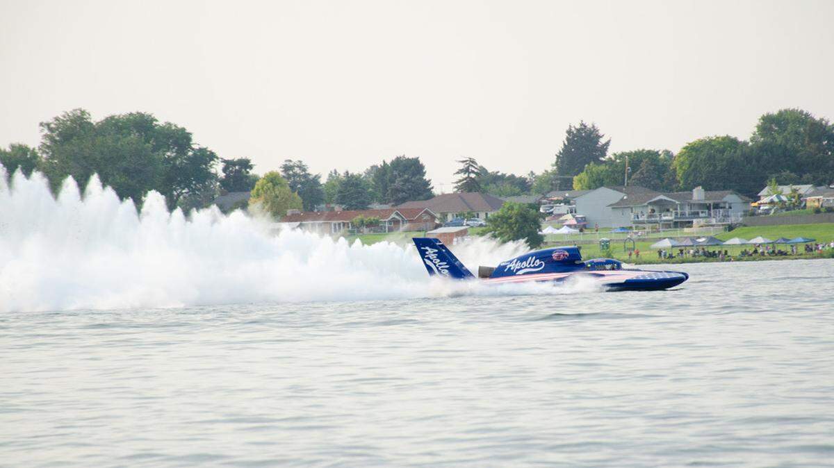 Dave Villwock leads in the U-27 Miss Apollo during an H1 Unlimited heat race along the Columbia River. The 2024 Water Follies Apollo Columbia Cup and STCU Over-the-River Air Show takes place Friday, July 26, through Sunday, July 28.
