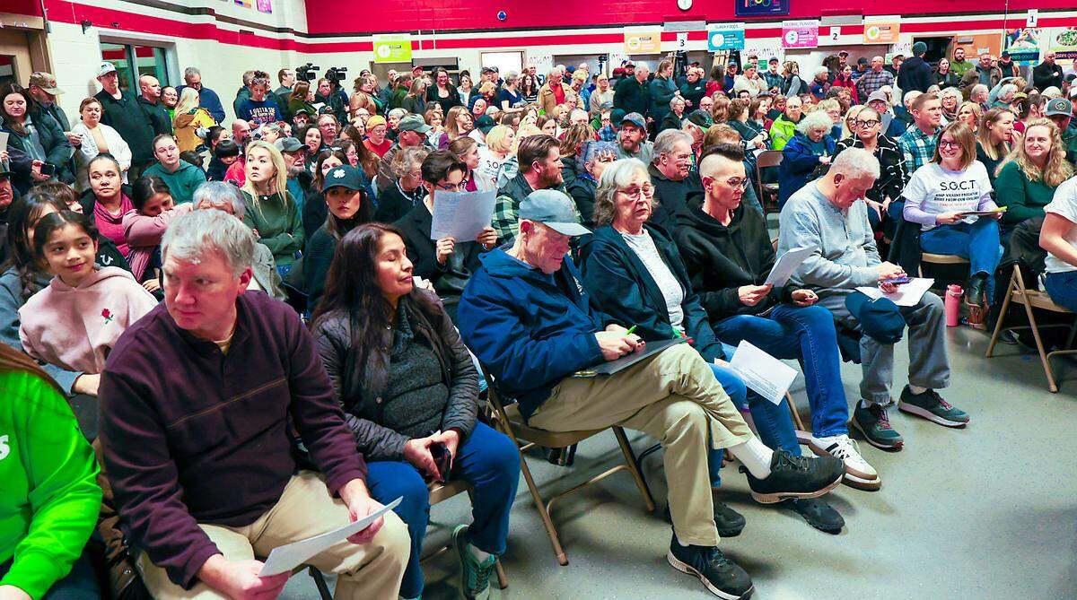 Residents and community members packed the multipurpose room at Highlands Middle School in Kennewick for a town hall about a sex offender transition house.