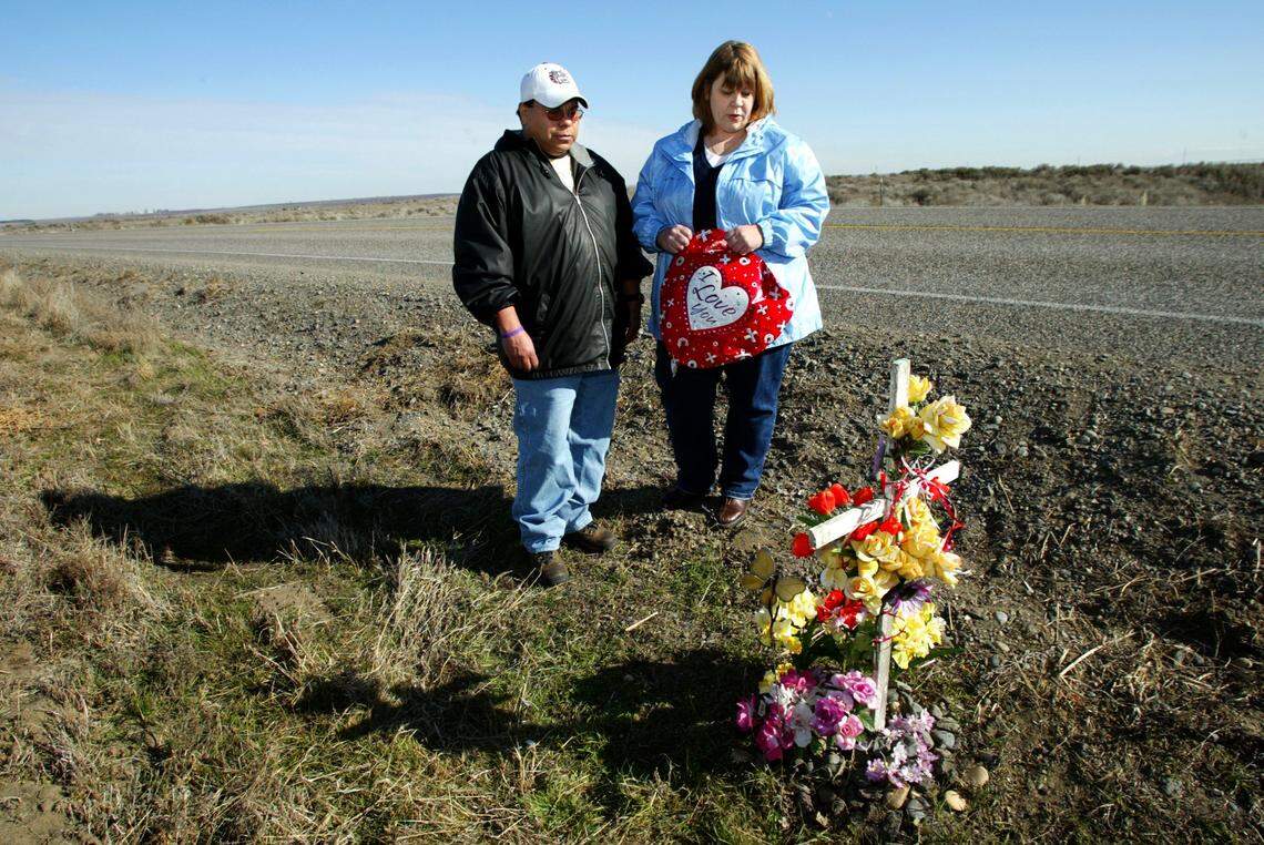 Christine Pelayo, right, and her friend Noe Rodriguez pause for a quiet moment in 2005 at the roadside memorial for Pelayo’s daughter, Anna, on Taylor Flats Road north of Interstate 182 in Franklin County. 