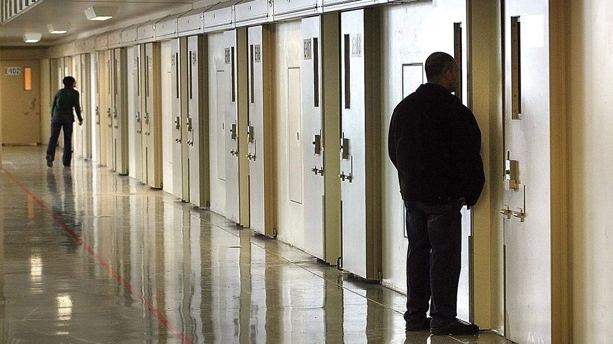 A 34-year-old inmate died late Dec. 5 after corrections officers were called to a cell in the Washington State Penitentiary for medical assistance. Cleanthony Baby Ray Jimerson was serving 40 years for killing two men in Auburn in 2013.