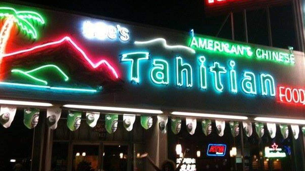A Kennewick man is accused of threatening to shoot a father and two sons at a Richland bar over the weekend.