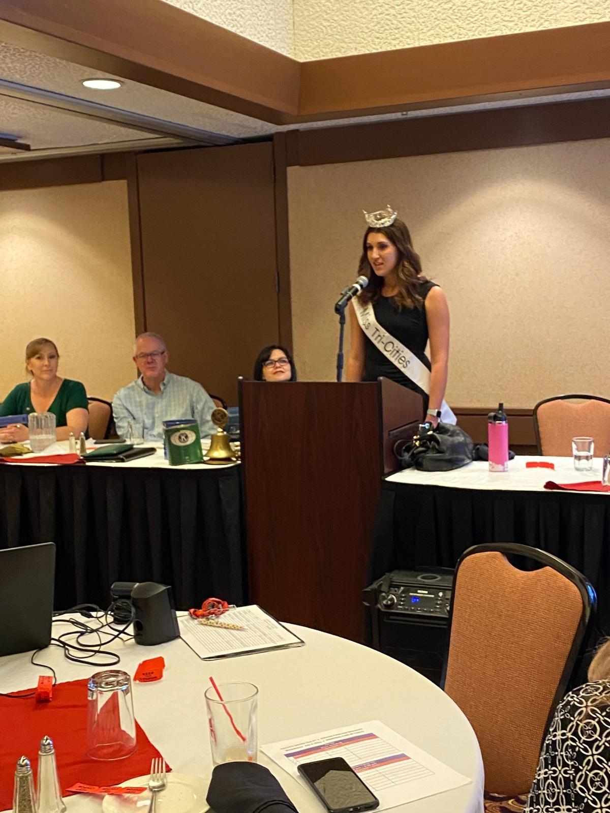 Miss Tri-Cities winner Noël Anderson gives speech at event