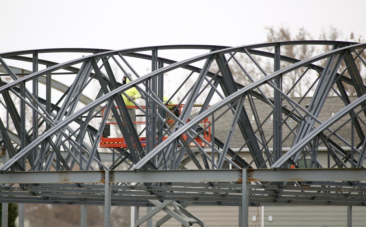 Construction crews work on the steel roof trusses of the $4 million IBEW Local 112 office and auditorium at 114 N. Edison St. in Kennewick.